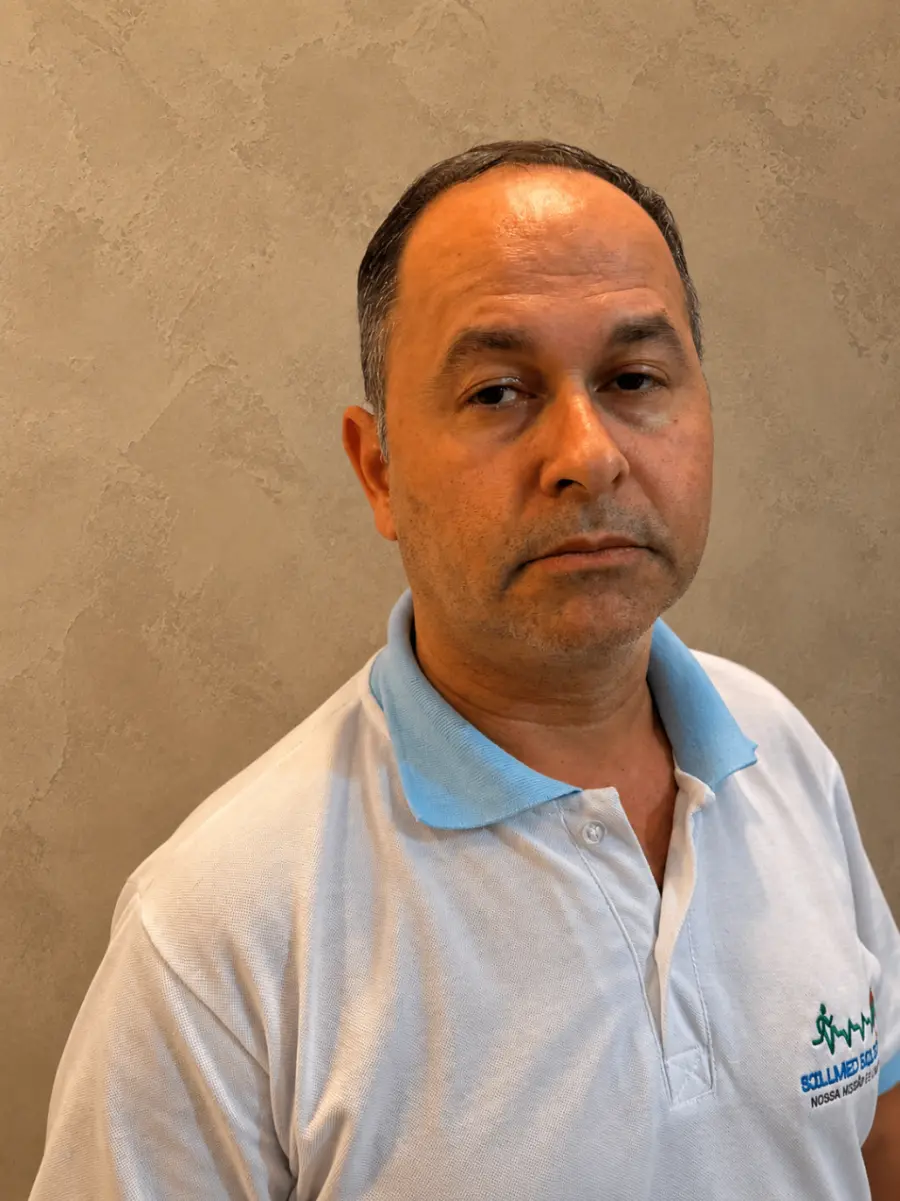 Cliente antes da aplicação da prótese capilar, com rarefação na parte superior da cabeça.